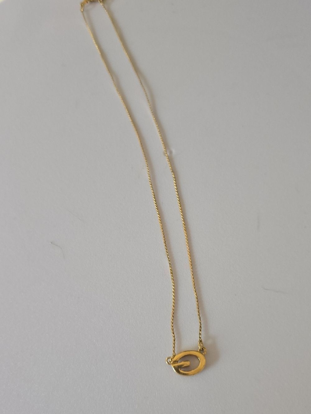 Givenchy Gold Tone G Logo Pendant Necklace With 14", Display Frame - Picture 7 of 8